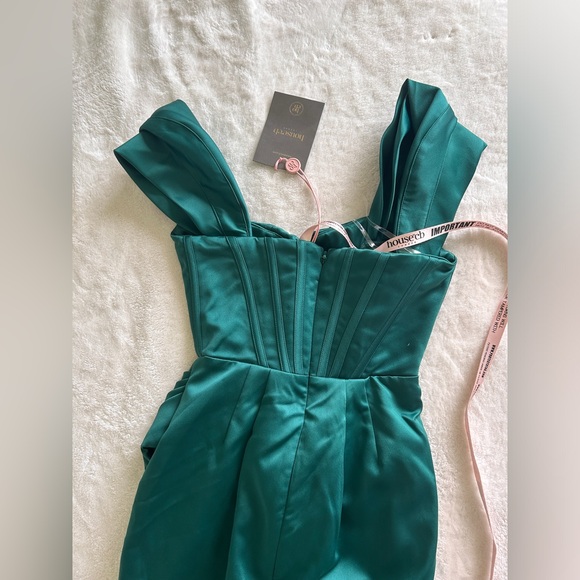 NWT House of Cb LORETTA
EMERALD GREEN SATIN OFF SHOULDER DRESS - Picture 5 of 11
